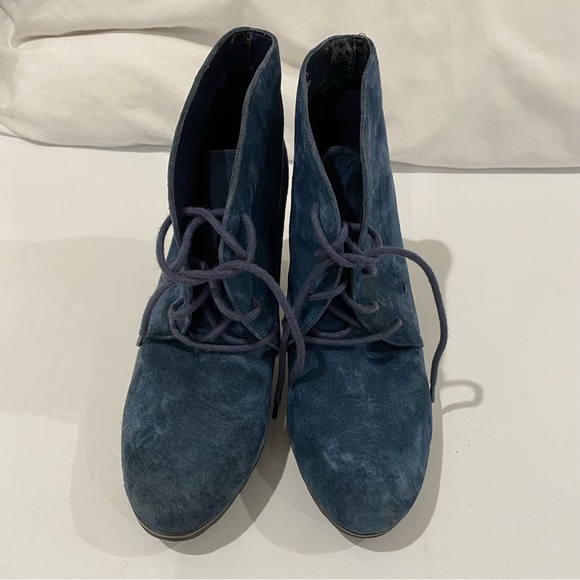 White Mountain blue suede heeled booties - Picture 2 of 6